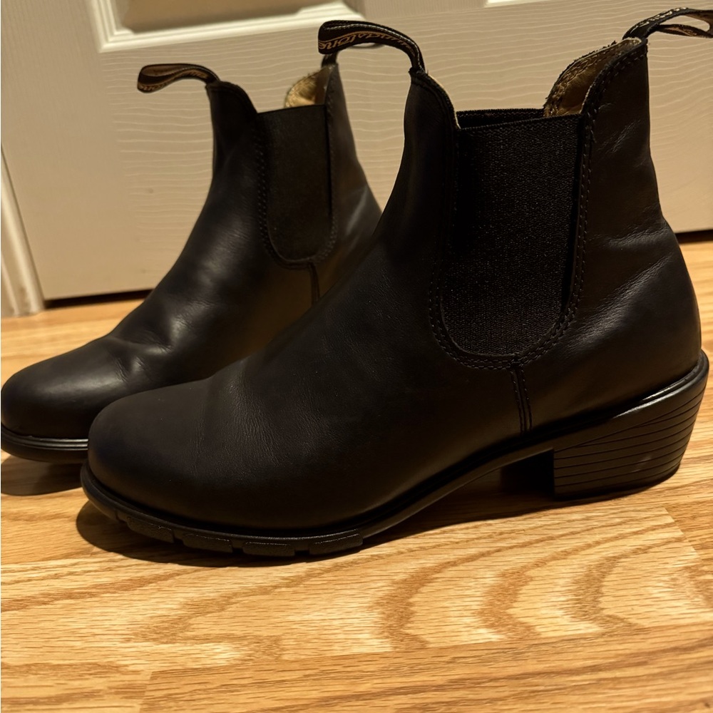 Blundstone black women’s heeled boots, size 10(us), 7(uk)